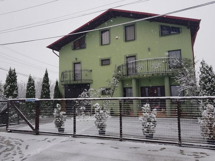 Casă individuală cu 8 camere cu Teren 300 Mp în Bradu