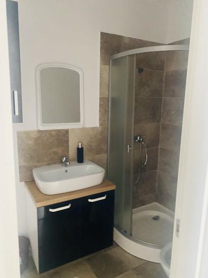 Apartament cu 3 camere decomandat în Roșu