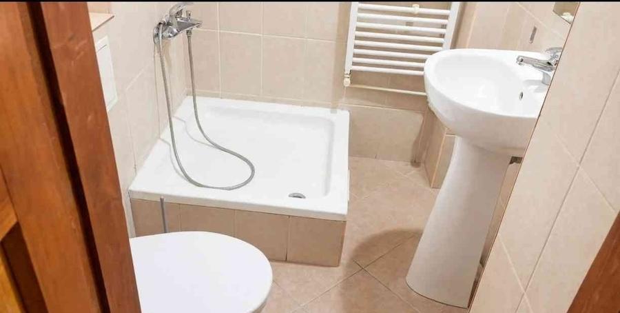 Apartament cu 4 camere semidecomandat, mobilat în Rahova