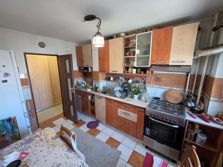 Apartament cu 3 camere semidecomandat în Iancului