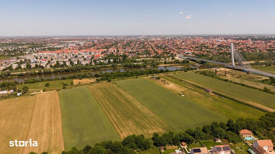 Teren de 4500 mp, în Pârneava