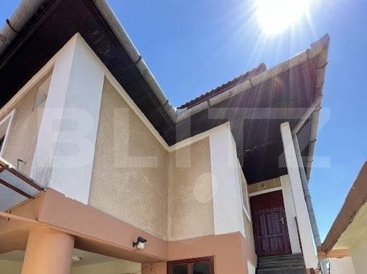 Casă cu 8 camere cu Teren 365 Mp în Lipovei