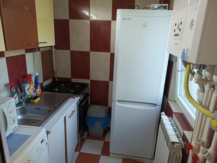 Apartament cu 3 camere semidecomandat în Palazu Mare