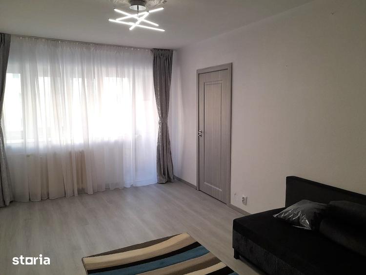 Apartament cu 3 camere semidecomandat în Tineretului
