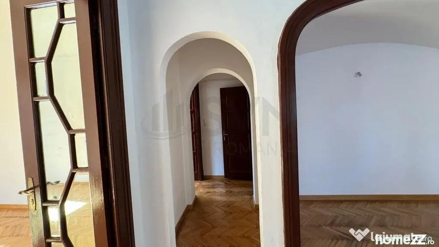 Apartament cu 7 camere decomandat în Capitale
