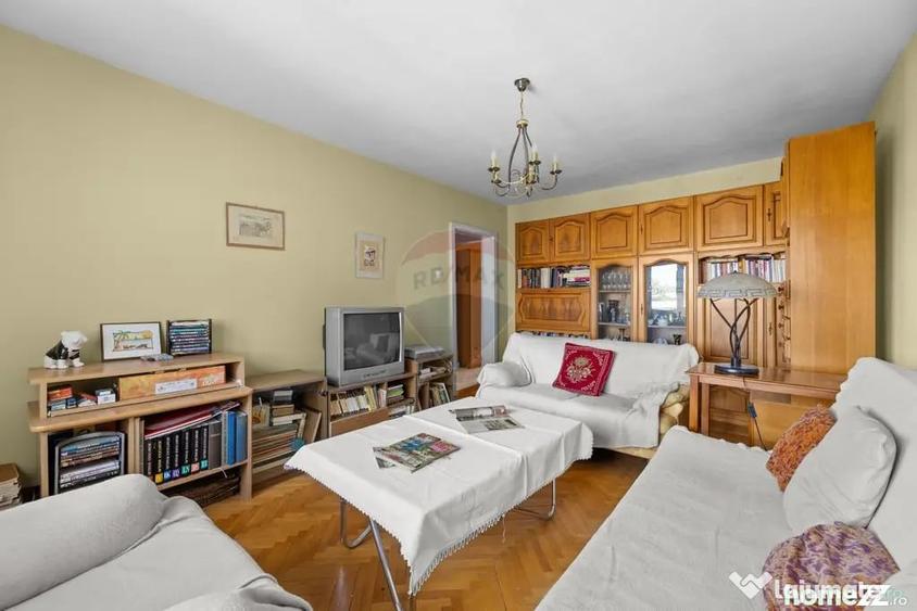 Apartament cu 3 camere decomandat în Podgoria