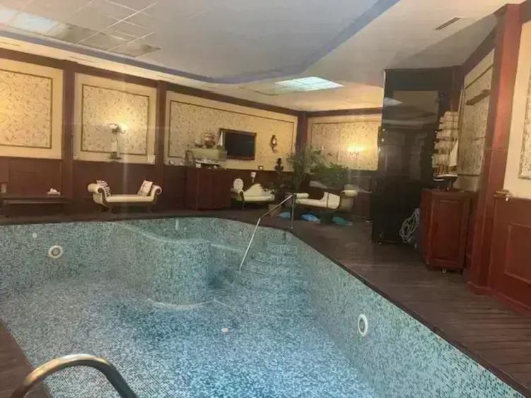 Casă cu 12 camere cu Piscina în Unirii
