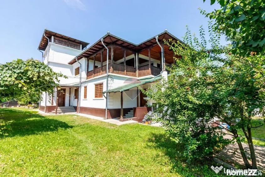 Casă cu 7 camere cu Teren 3425 Mp în Central
