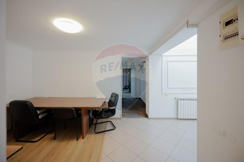 Casă individuală cu 15 camere cu Teren 380 Mp în Decebal