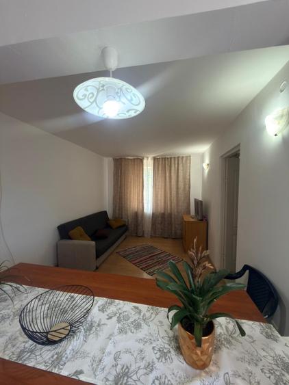 Apartament cu 2 camere semidecomandat, mobilat în Tomis Nord