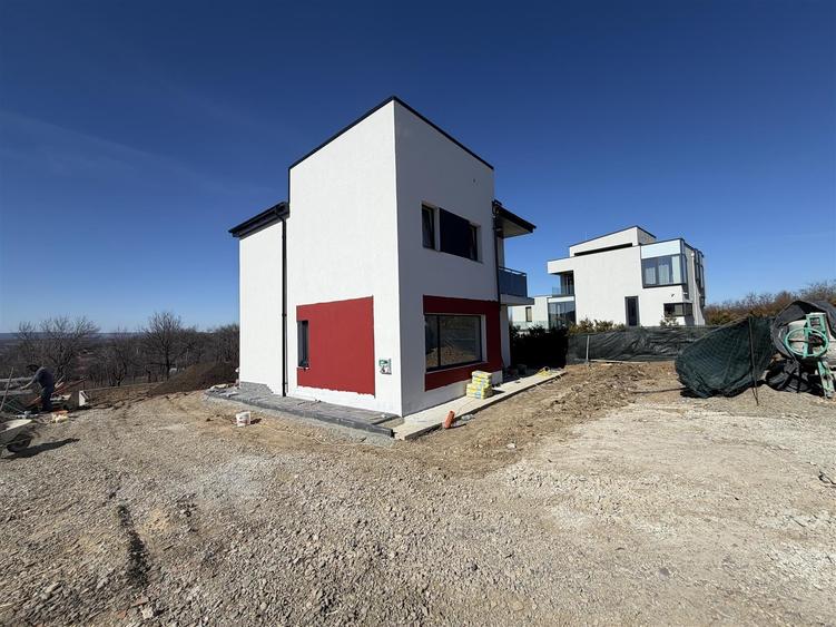 Casă cu 4 camere decomandat cu Teren 500 Mp în Bârnova
