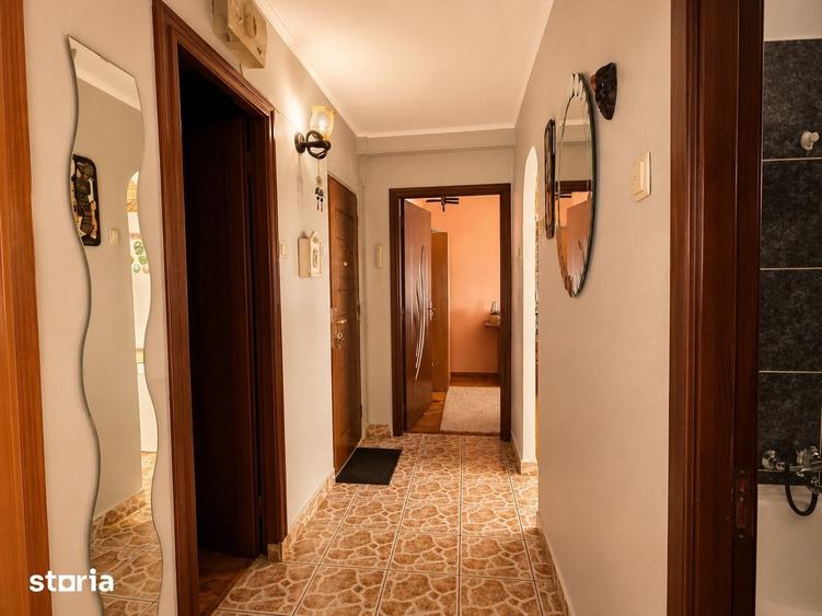 Apartament cu 3 camere semidecomandat în Podu Roș