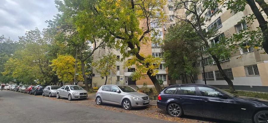 Apartament cu 3 camere semidecomandat în Ghencea