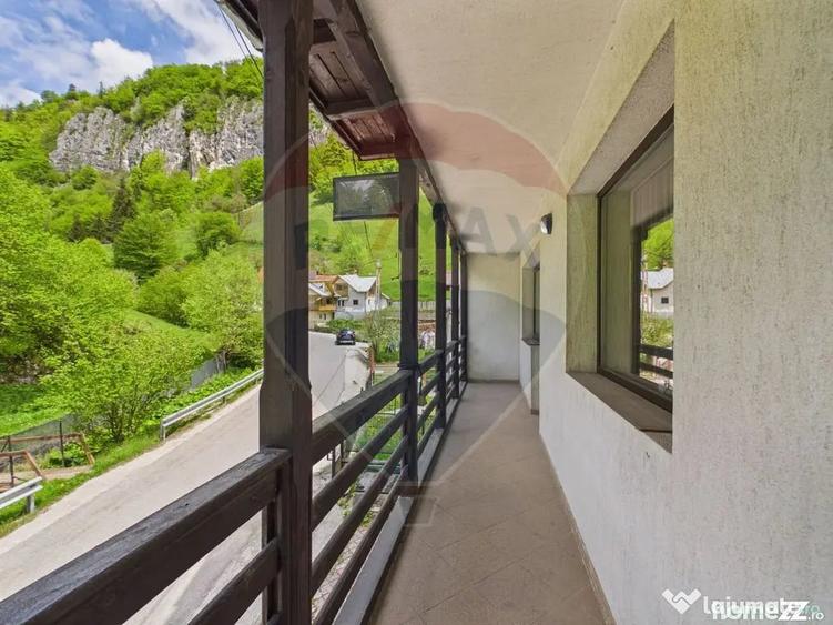 Casă cu 9 camere cu Teren 341 Mp în Dâmbovicioara