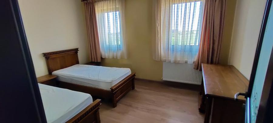 Apartament cu 3 camere semidecomandat în Moșnița Nouă
