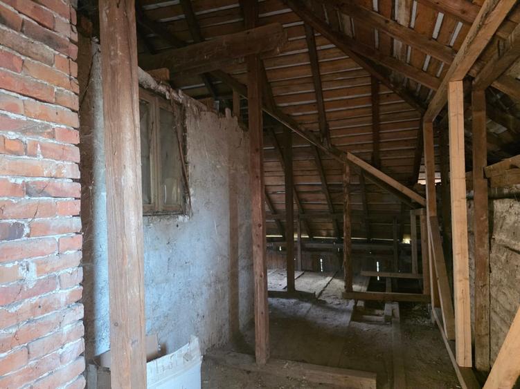 Casă cu 5 camere cu Teren 2800 Mp în Poienarii Burchii