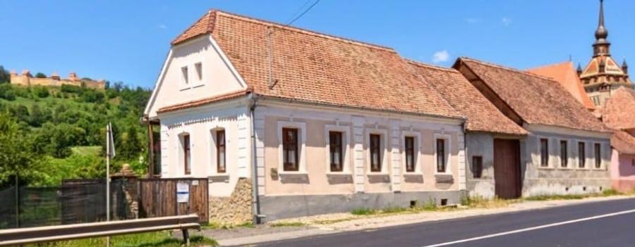 Casă cu 2 camere cu Teren 576 Mp în Saschiz