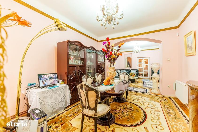 Casă cu 9 camere cu Teren 865 Mp în Central