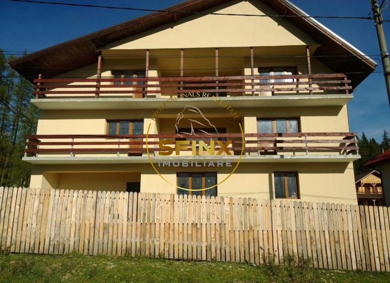 Casă individuală cu 14 camere cu Canalizare în Cheia