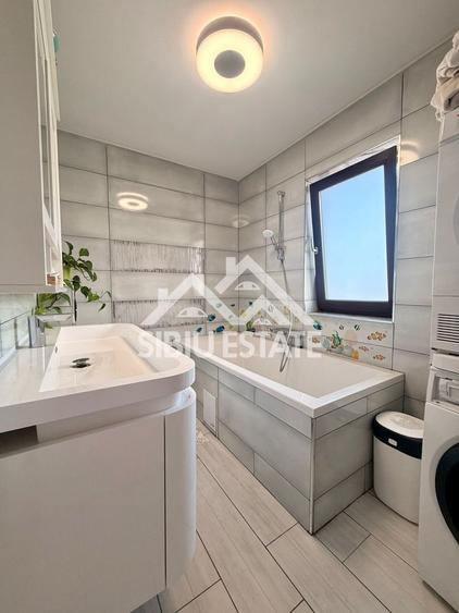 Duplex cu 5 camere cu Canalizare în Cristian