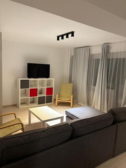 Apartament cu 3 camere semidecomandat, mobilat în Tineretului