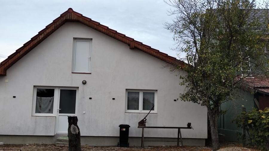 Casă cu 3 camere decomandat în Lazuri