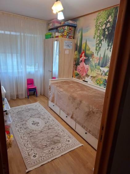 Se ofera spre vanzare un apart. spatios cu o suprafata de 65 mp, 3 cam. decomandate, et. 1, 2 bai, ideal atat pentru locuit, cat si pentru investitie - 5