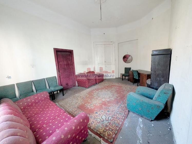 Apartament cu 3 camere semidecomandat în Victoriei