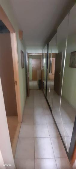 Apartament cu 4 camere semidecomandat în Rahova