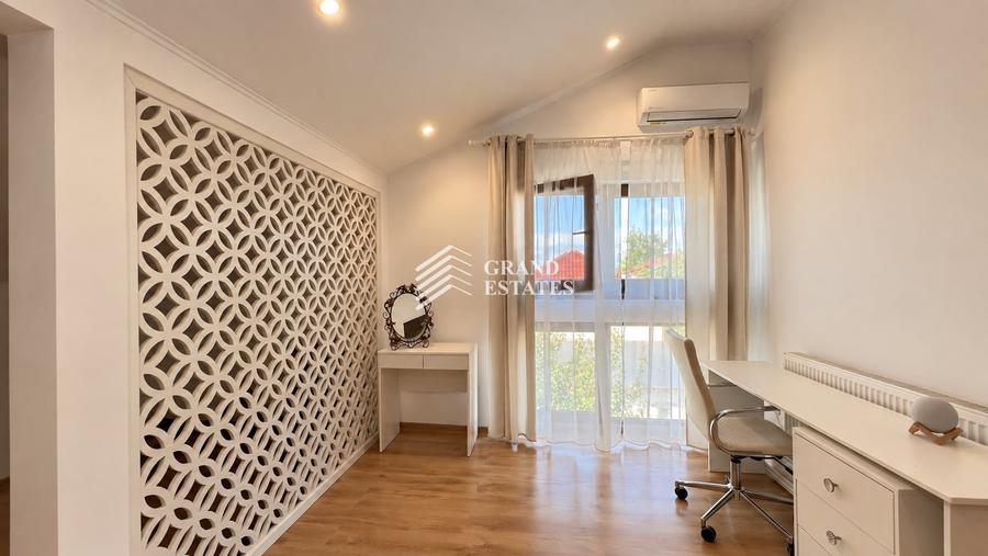 Casă individuală cu 8 camere cu Teren 903 Mp în Otopeni