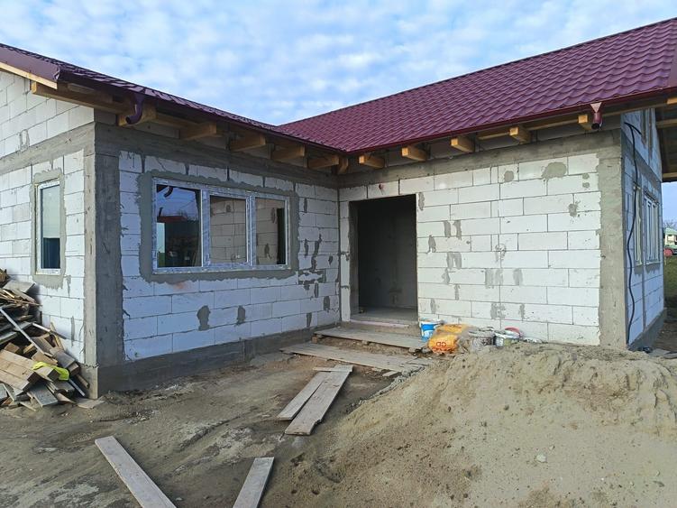 Casă cu 2 camere decomandat cu Teren 1000 Mp în Central