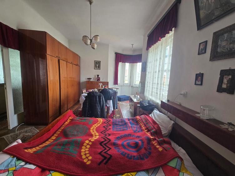 Casă cu 4 camere în Central