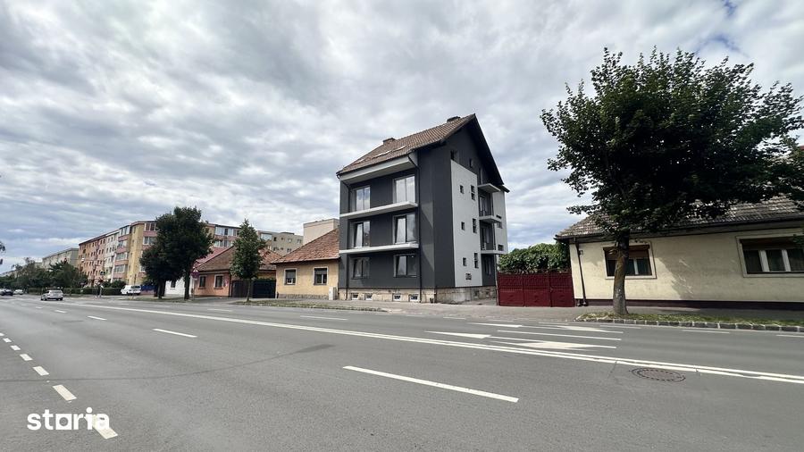 Apartament cu 3 camere decomandat în Tractorul