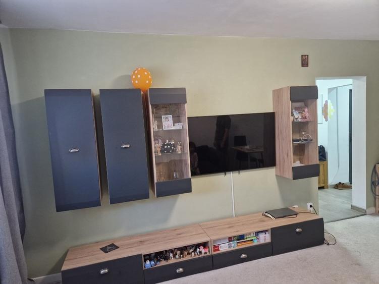 Apartament cu 3 camere semidecomandat, mobilat în Tei