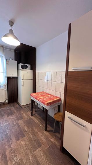 Apartament cu 2 camere semidecomandat, mobilat în Tractorul