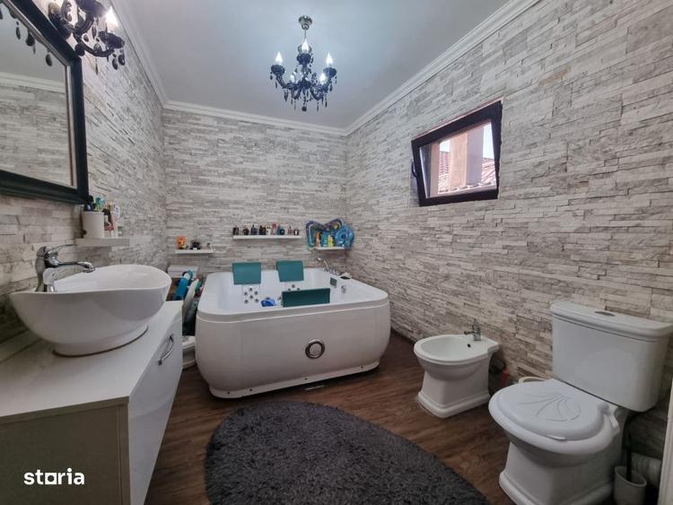 Casă cu 4 camere cu Canalizare în Valu lui Traian