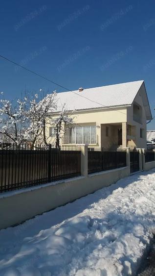 Casă cu 4 camere cu Teren 450 Mp în Central