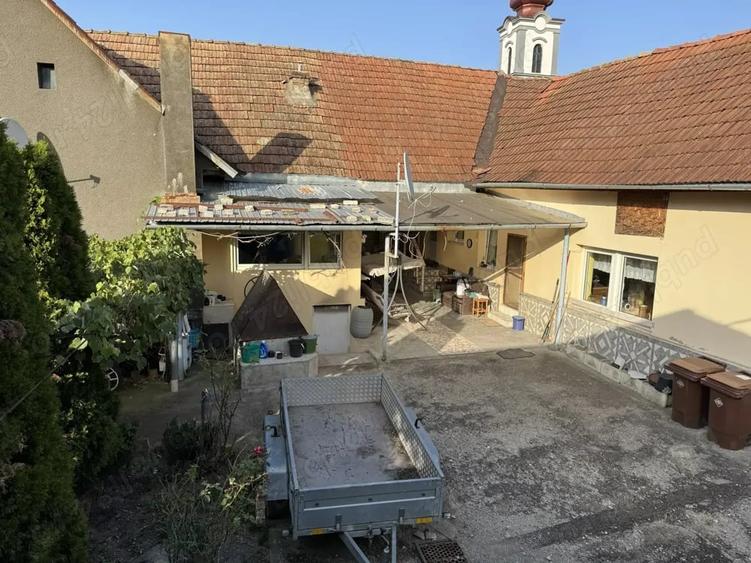 Casă cu 5 camere în Moniom