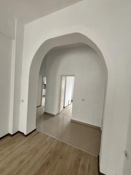 Apartament cu 5 camere nedecomandat în Pianu
