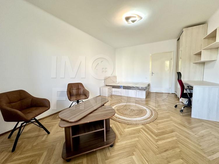 Apartament cu 3 camere decomandat, mobilat în Central