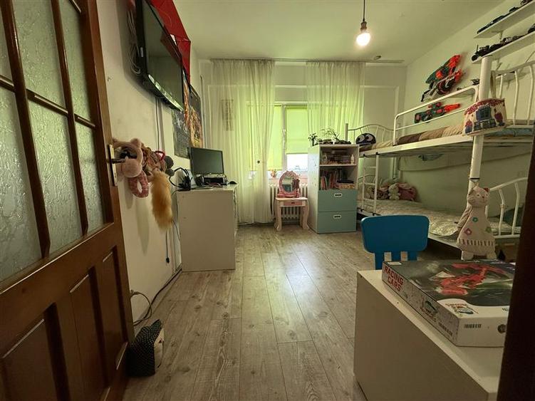Apartament cu 3 camere decomandat, mobilat în Mircea cel Bătrân