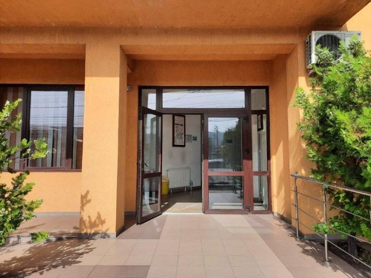 Casă individuală cu 6 camere cu Canalizare în Central