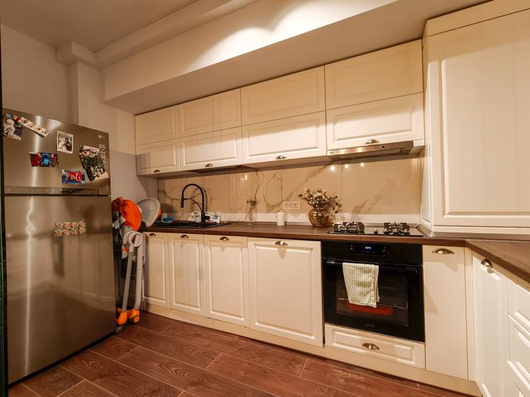 Apartament cu 3 camere decomandat în Uverturii