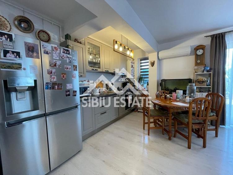 Apartament cu 3 camere semidecomandat, mobilat în Turnișor