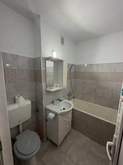 Apartament cu 3 camere semidecomandat în Craiovei