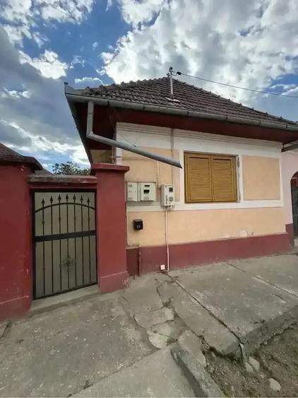 Casă cu 3 camere cu Teren 2500 Mp în Ucea