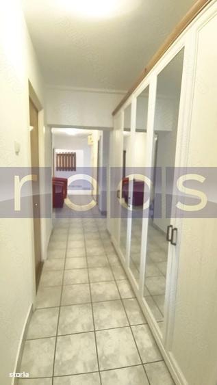 Apartament cu 4 camere decomandat în P-ța Victoriei