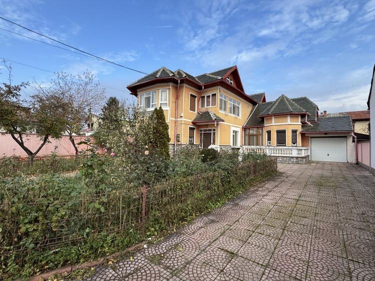 Casă individuală cu 8 camere cu Canalizare în Ultracentral
