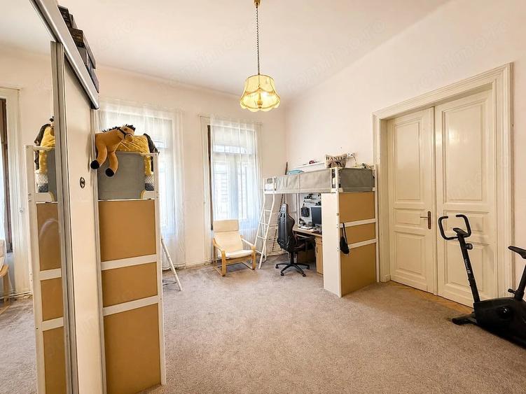 Apartament cu 4 camere decomandat în Central