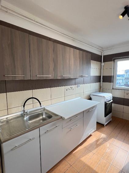 Apartament cu 3 camere semidecomandat, mobilat în Drumul Taberei